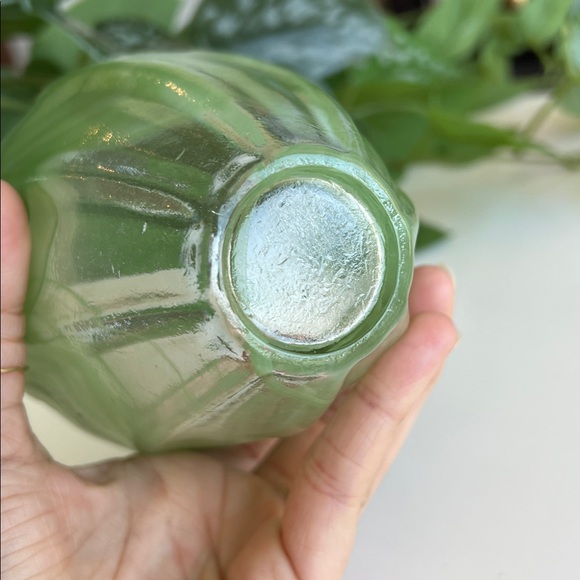 Vintage Green Art Glass Vase Decor - Picture 7 of 16